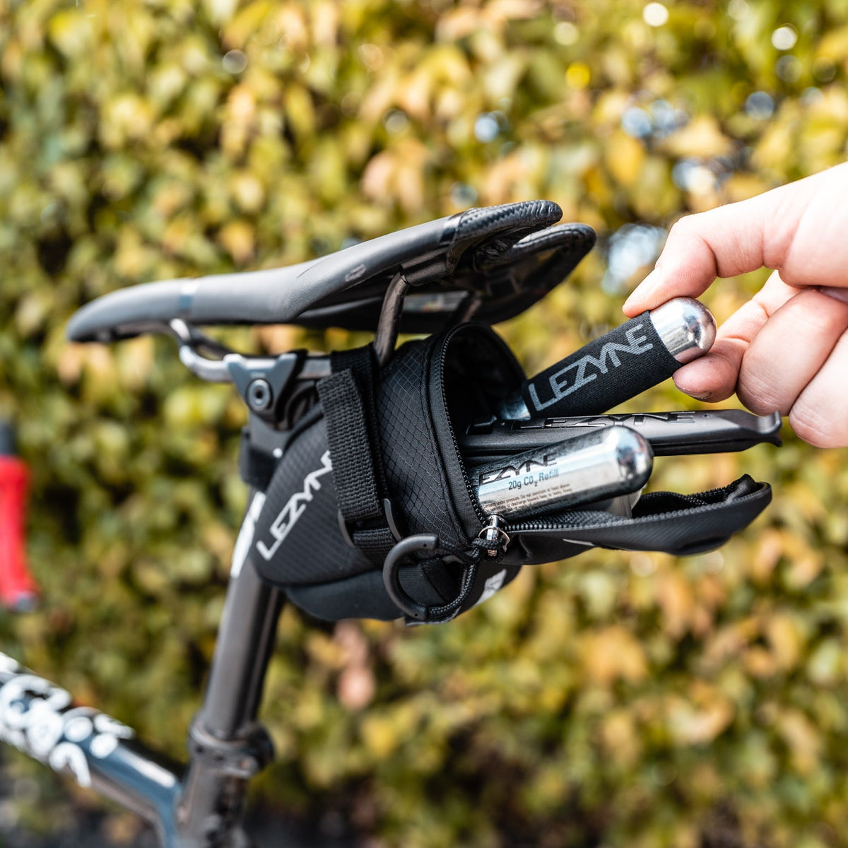 Sacoche de Selle LEZYNE Caddy avec Kit Tubeless