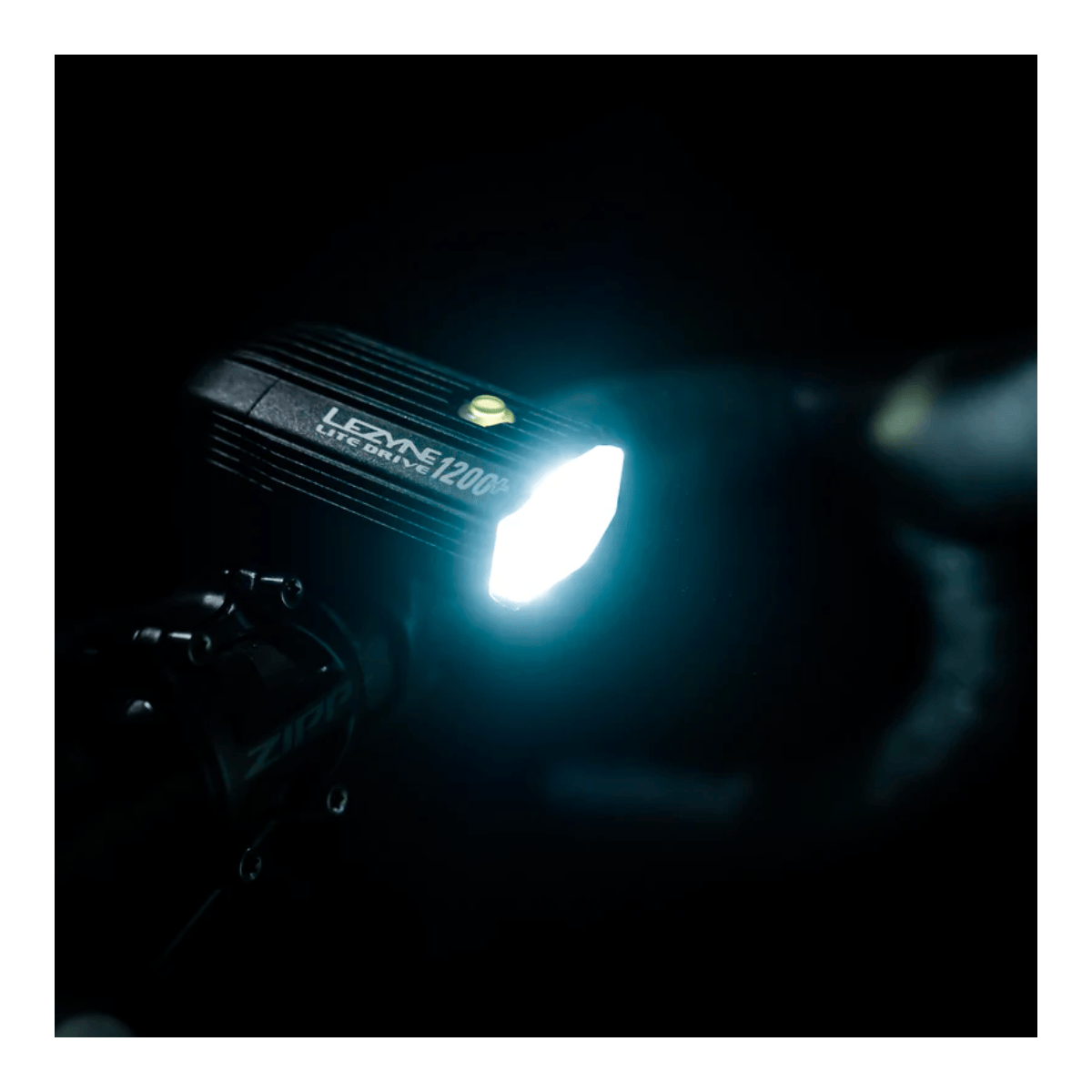 Lampka przednia LEZYNE LITE DRIVE 1200+ czarna
