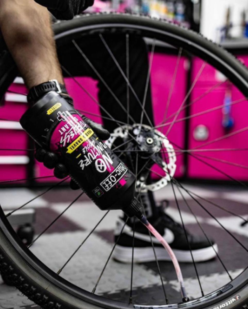 MUC-OFF kapalina na ochranu silnic a štěrku (1 l)