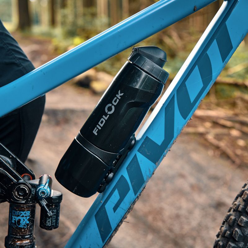 Sada láhve a košíku na láhev FIDLOCK TWIST 800 ml černá