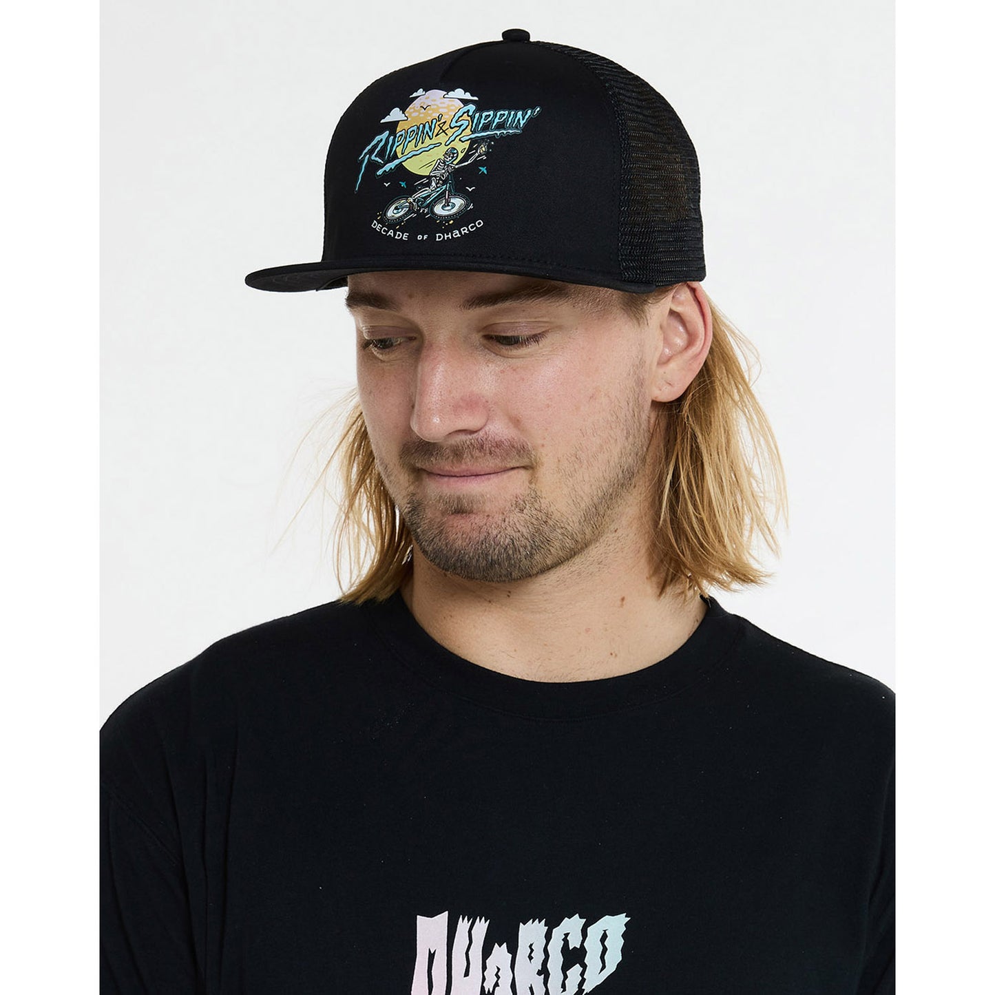 DHARCO FLAT BRIM TRUCKER RIPPIN AND SIPPIN Cap czarny