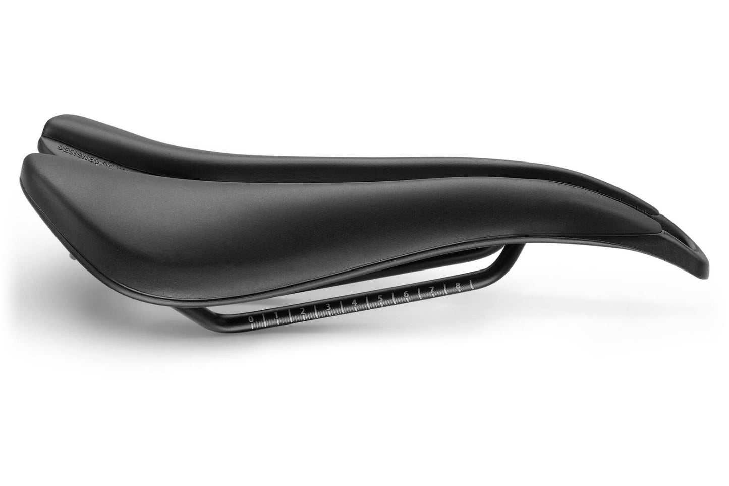 SMP EVO PLUS sadel 140 mm bred Svarta skenor i rostfritt stål