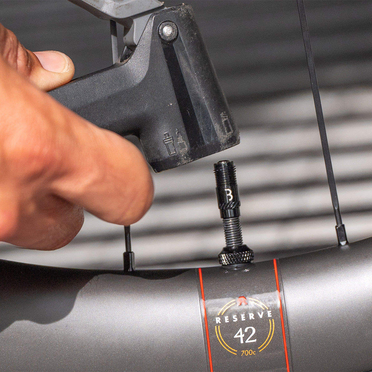 Sada 2 koncovek ventilů BBB CORE CAP s maticemi modrá