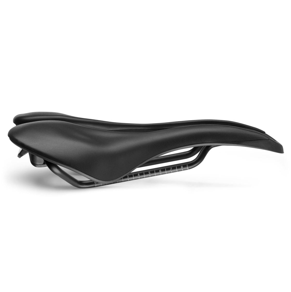 SMP EVO20C Sadel 140 mm bred Svarta rostfria stålskenor