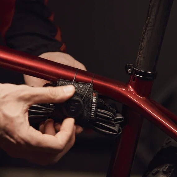 Univerzální řemínek KOM CYKLISTICKÝ ŘEMÍNEK NA TRUBU
