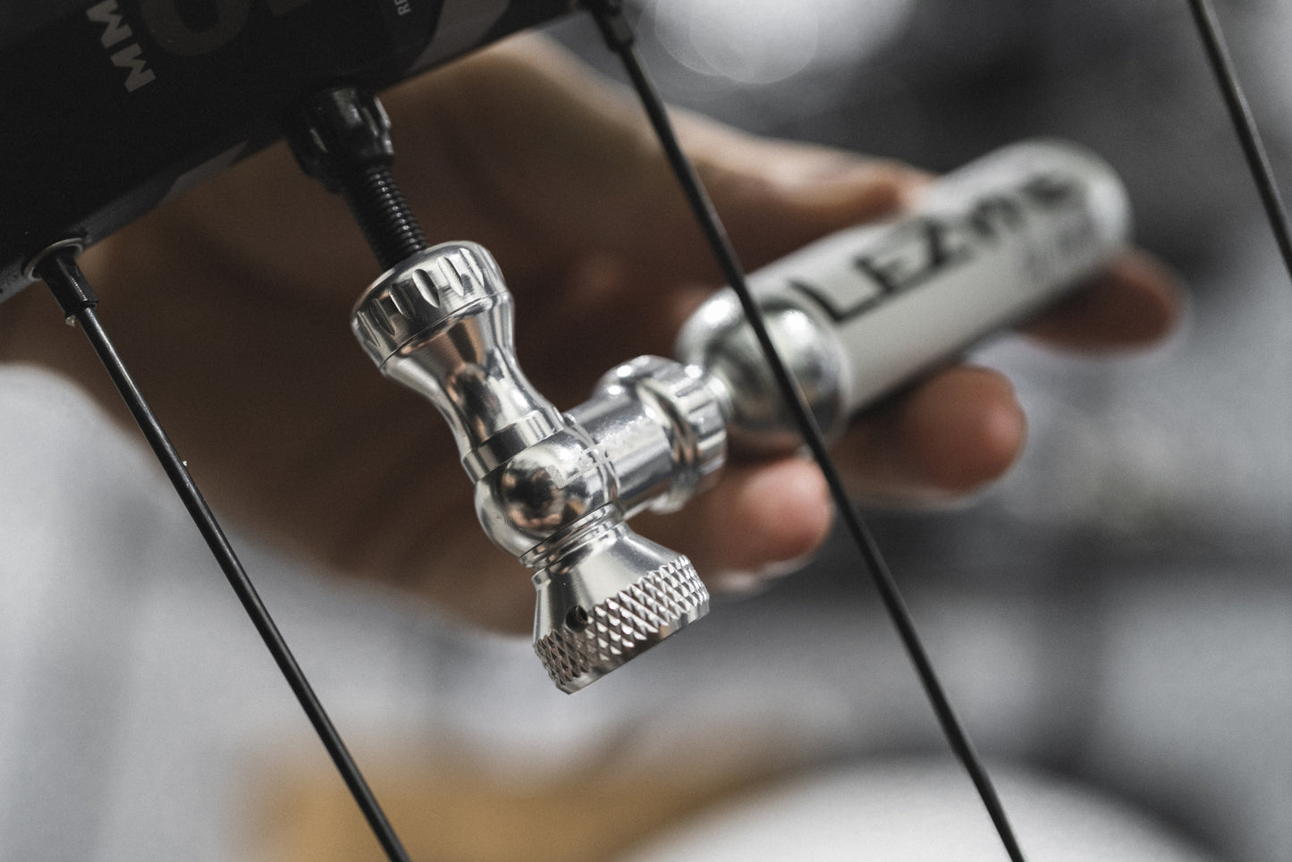 Uvolňovač CO₂ LEZYNE CONTROL DRIVE + CO₂ náplň se závitem 16 g (1 ks) stříbrná