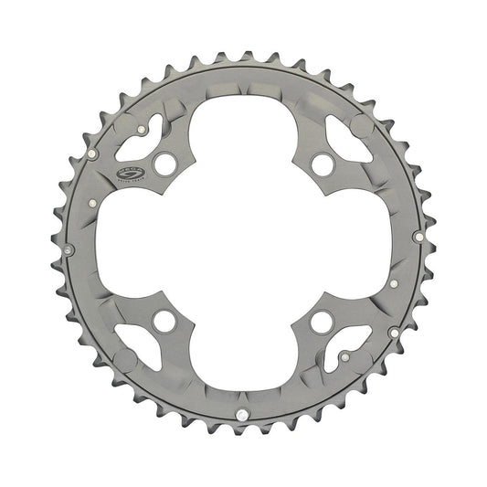 Plateau Extérieur SHIMANO DEORE M590 9V 4 Trous 104mm Argent — vue du plateau sur fond blanc