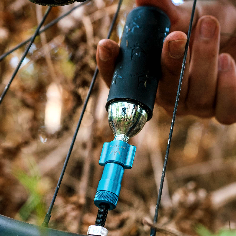 PEATY'S HOLESHOT MTB CO2 Percutor + 2 x 25 g srebrne naboje gwintowane CO2