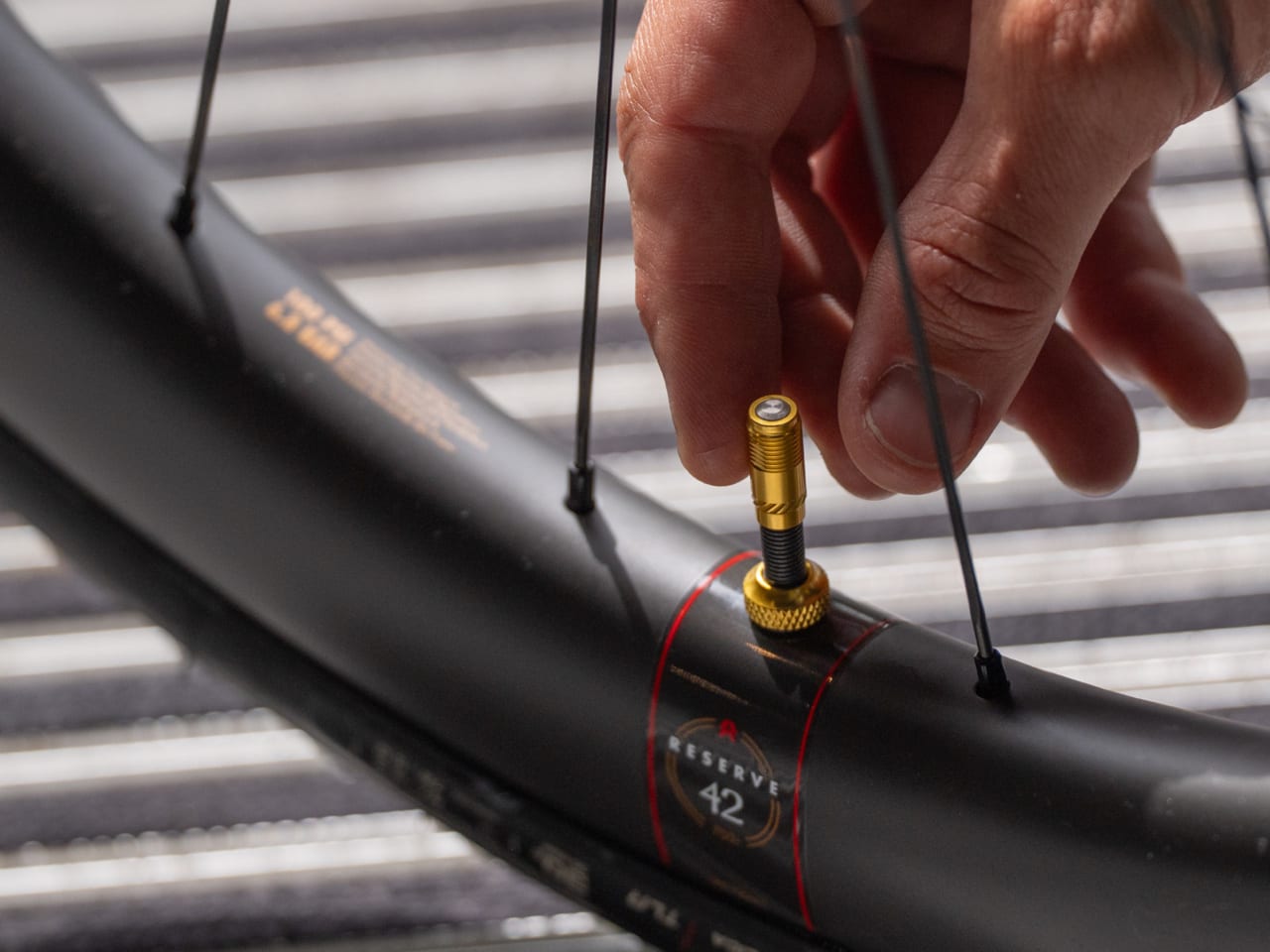 Sada 2 ventilů BBB CORE CAP s černými koncovkami