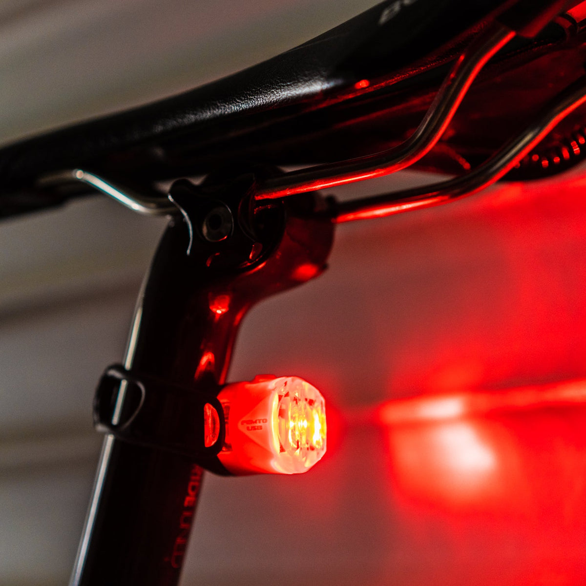 LEZYNE FEMTO USB C DRIVE arrière monté sur tige de selle