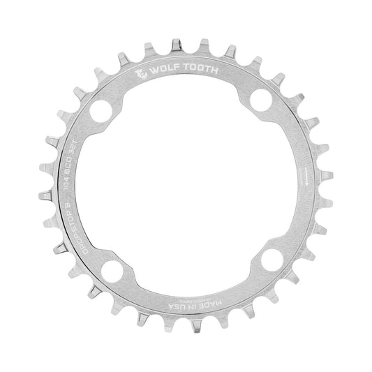 Plateau Mono WOLF TOOTH DROP-STOP B 104mm Raw Silver — vue du plateau sur fond blanc