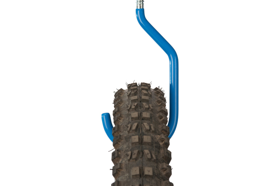 Park Tool 471 monté et tenant une roue de vélo