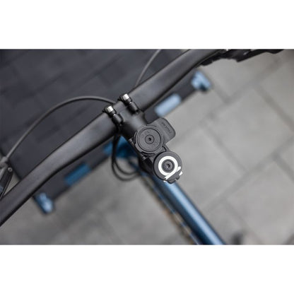 Support de Fixation sur Potence QUADLOCK OUT CAP MOUNT PRO — support installé avec téléphone