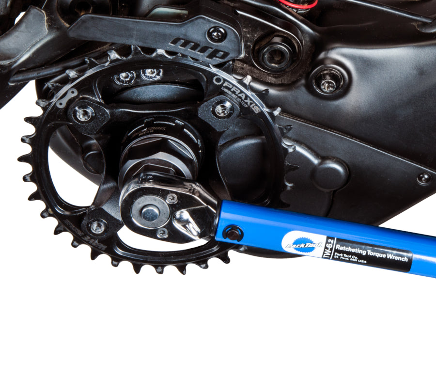 Park Tool BBT-118 serrant une bague avec une clé dynamométrique