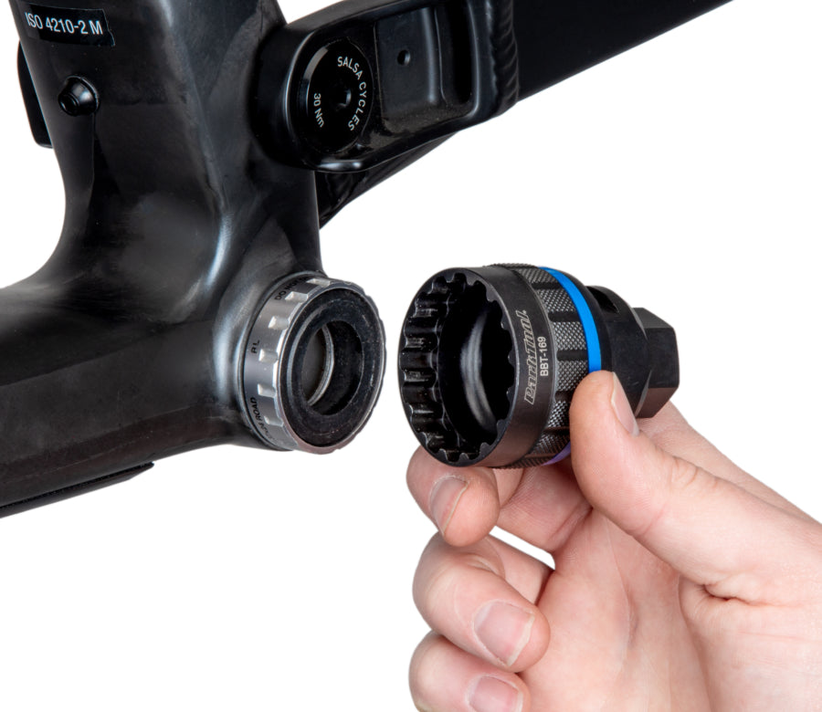 Park Tool BBT-169 installé sur un boîtier de pédalier