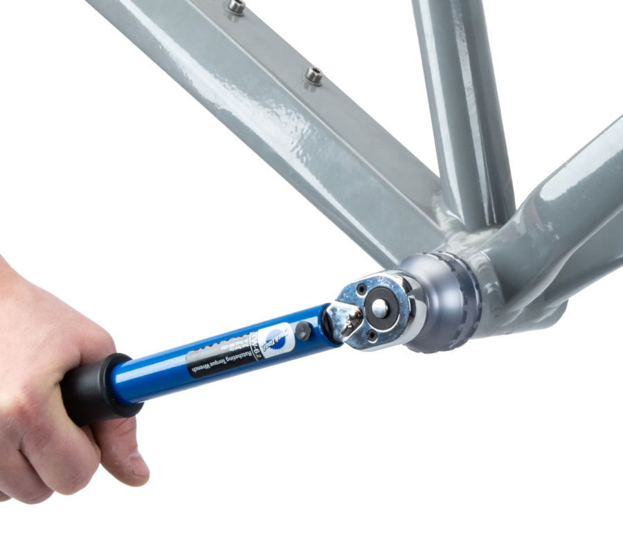 Park Tool BBT-59.3 serrant une cuvette avec une clé dynamométrique TW-6.2