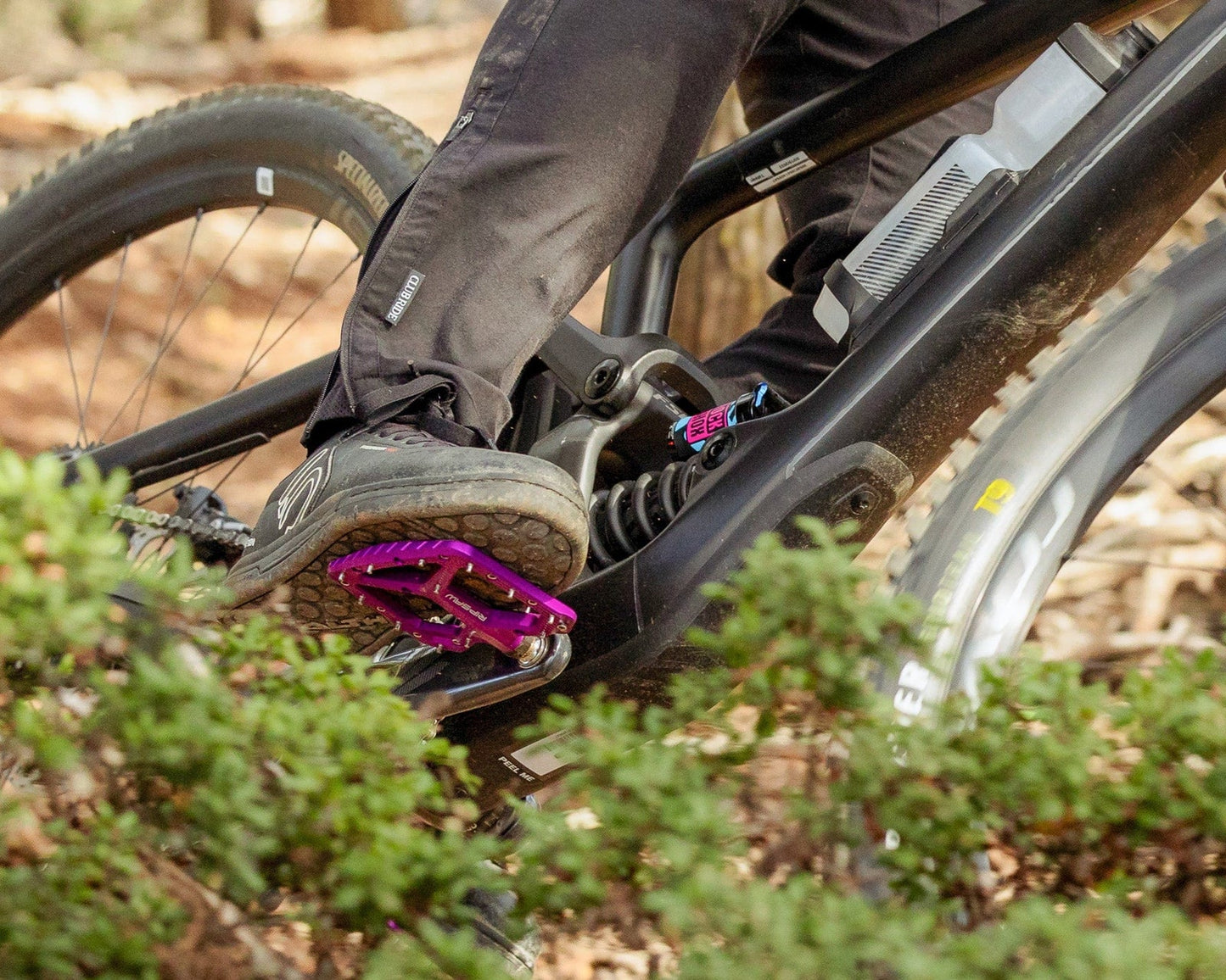 Ploché pedály WOLF TOOTH RIPSAW, fialové