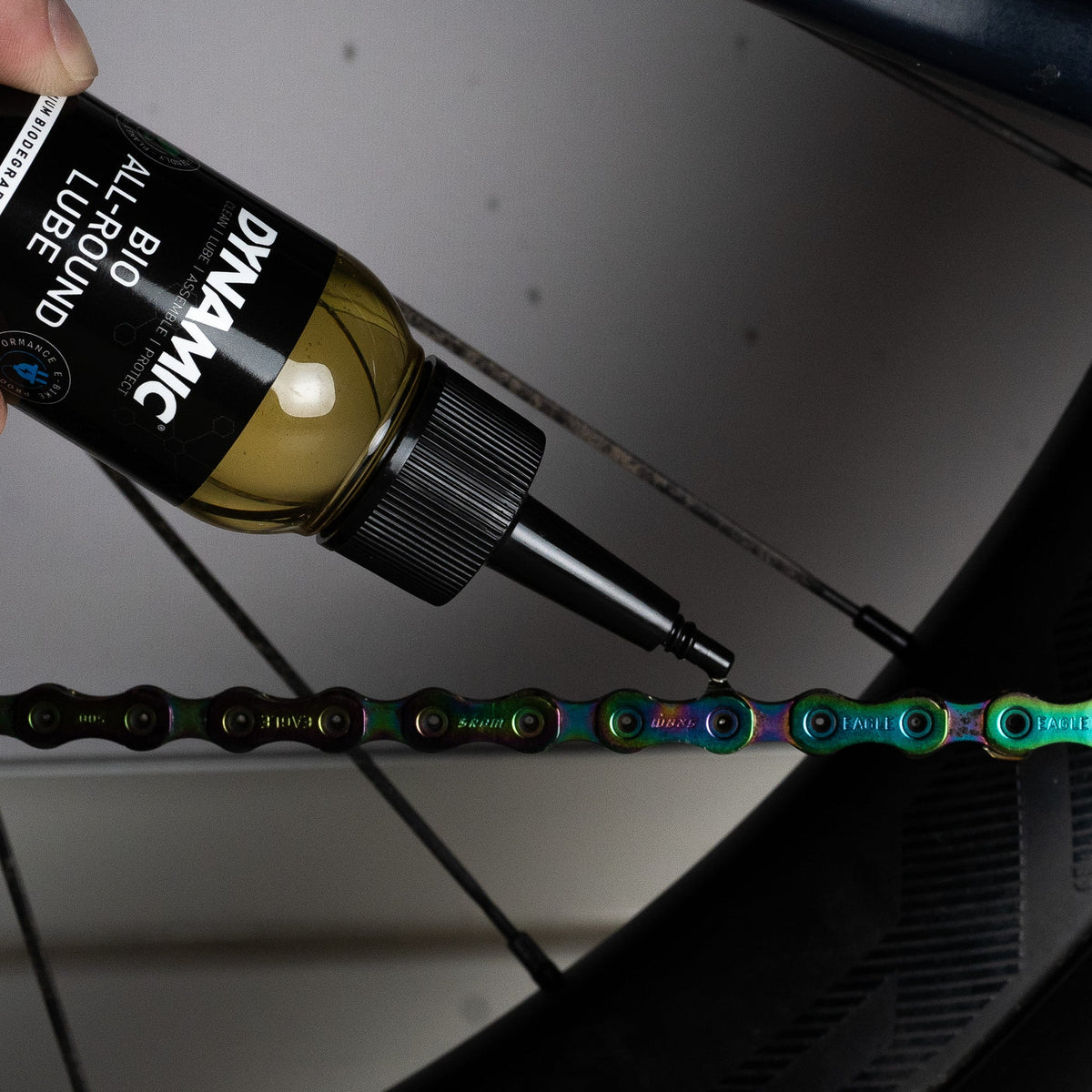 Application du lubrifiant DYNAMIC BIO ALL ROUND LUBE