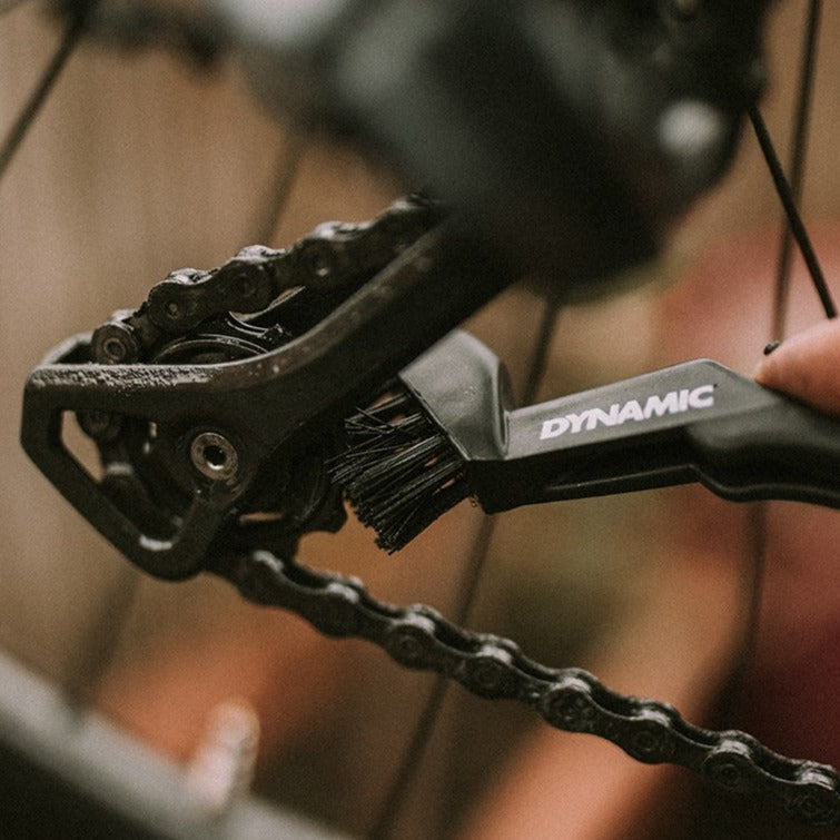 DYNAMIC DRIVETRAIN DETAILING BRUSH en utilisation sur une cassette