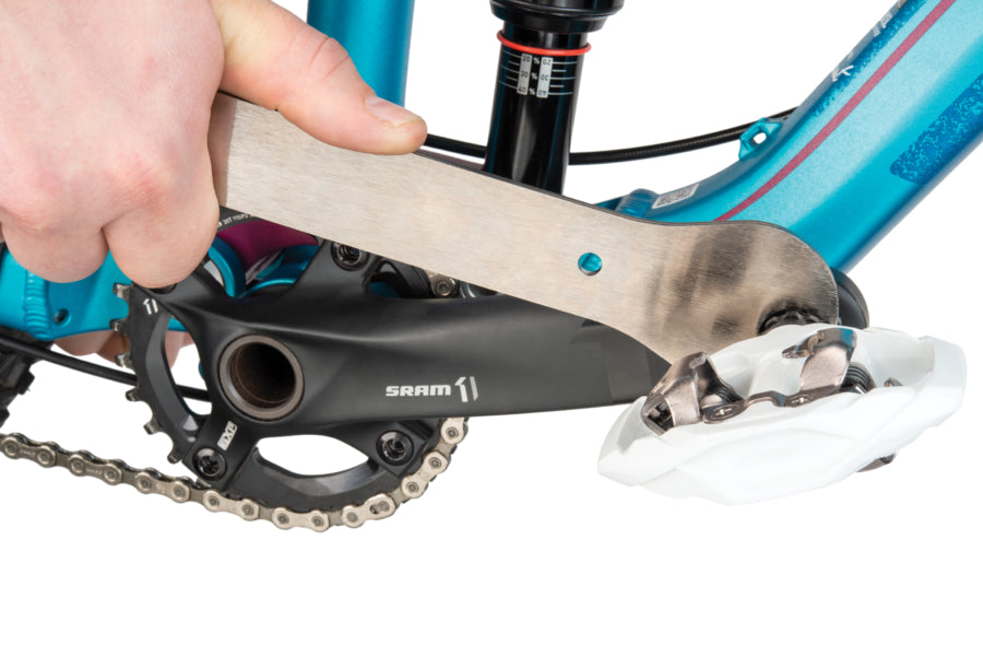 Park Tool HCW-16.3 installant une pédale plate 15mm