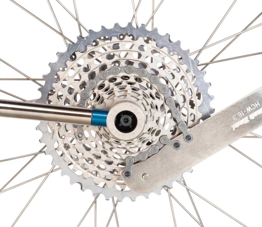 Park Tool HCW-16.3 desserrant une bague de blocage de cassette