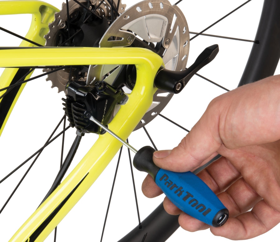 Park Tool SD-3 tournevis plat sur un étrier de frein hydraulique