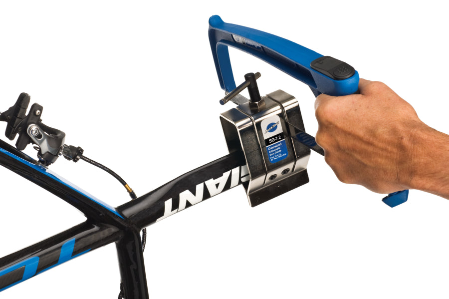 Park Tool SG-7.2 fixé sur une tige de selle aéro pendant une découpe