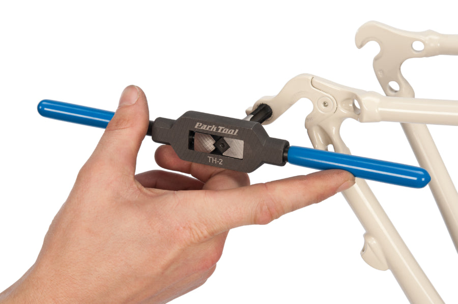 Park Tool TH-2 entraînant un taraud TAP-10 sur une patte de dérailleur