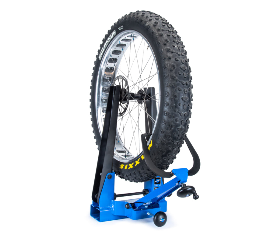 Park Tool TS-4.3 maintenant une roue de fatbike avec pneu