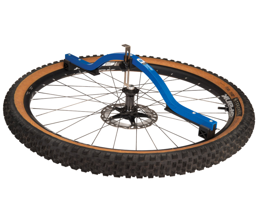 Park Tool WAG-4 mesurant le déport d'une roue VTT à disque