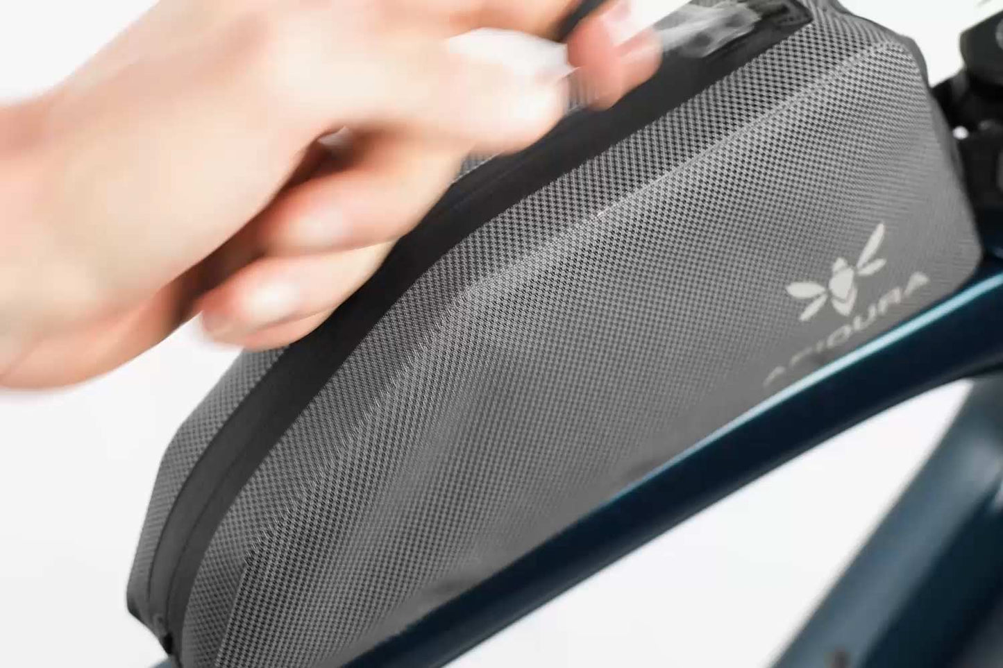 Ramväska APIDURA EXPEDITION BOLT ON TOP TUBE PACK 1 L Svart