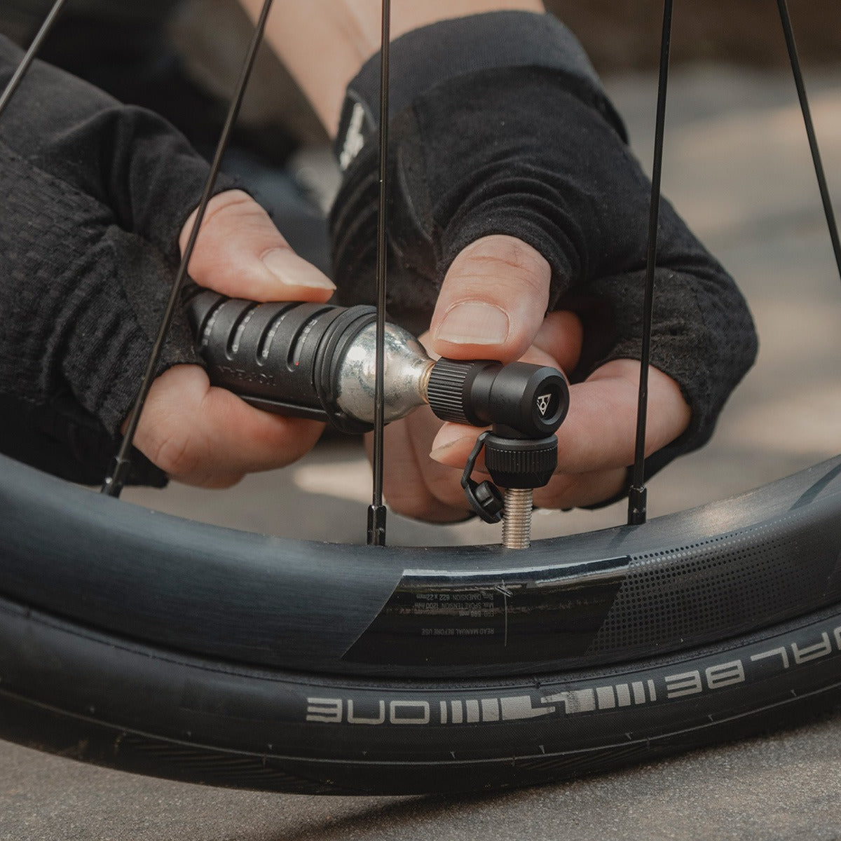 TOPEAK NANO AIRBOOSTER L nasadka udarowa CO2 + gwintowany nabój CO2 16g (x1)