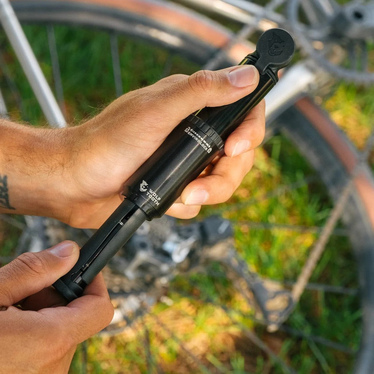 Pompe à Main WOLF TOOTH ENCASE CLIK VALVE 30CC