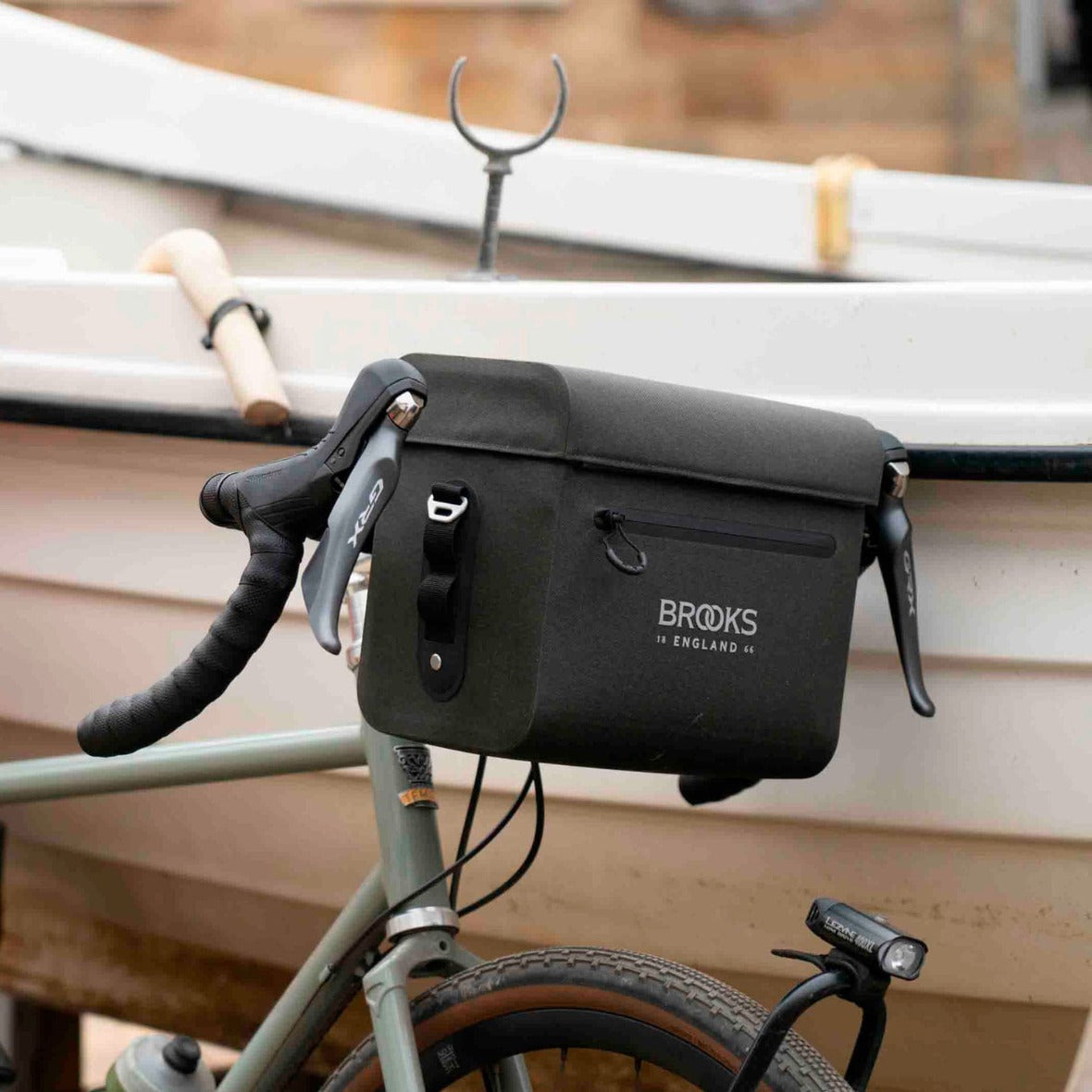 BROOKS SCAPE 8L styrtaske grøn