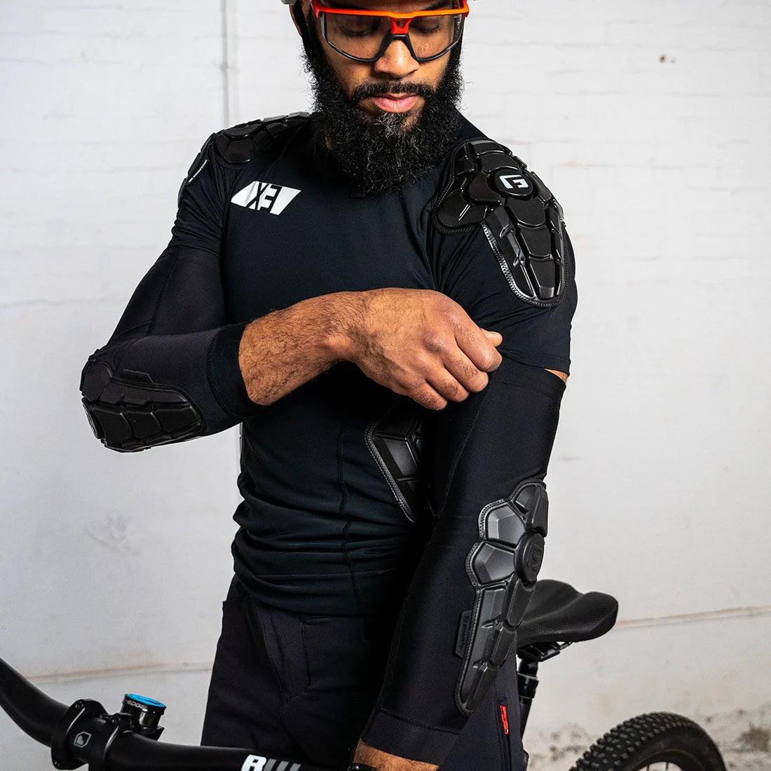 Ochraniacze łokci G-FORM PRO-X3 czarny matowy